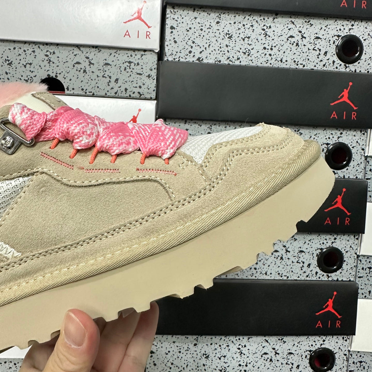 UGG White & Pink Low-Top Lace-Up Platform Shoes